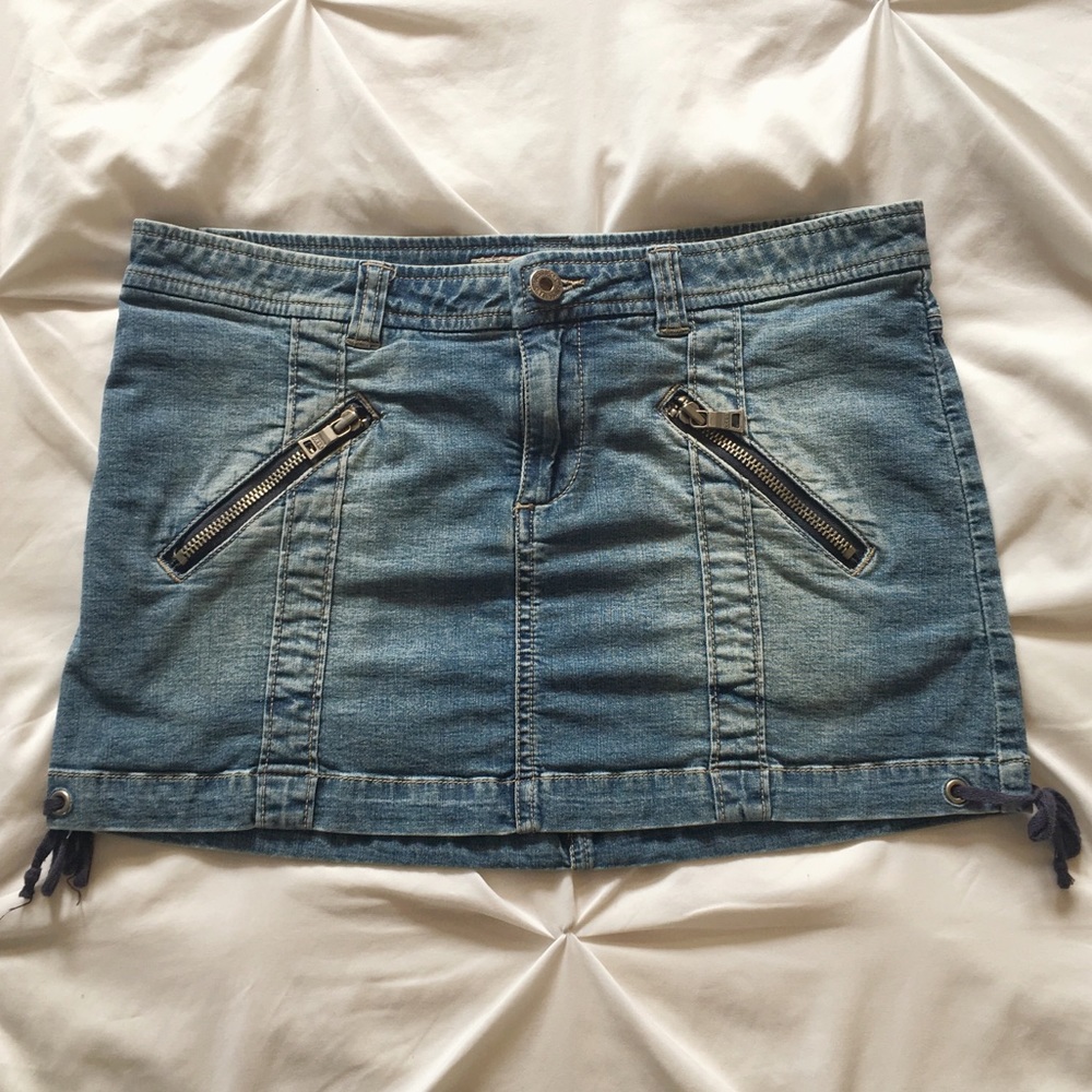 Vintage 2000’s Guess denim mini skirt